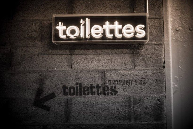 letrero-toilettes-le-quotidien